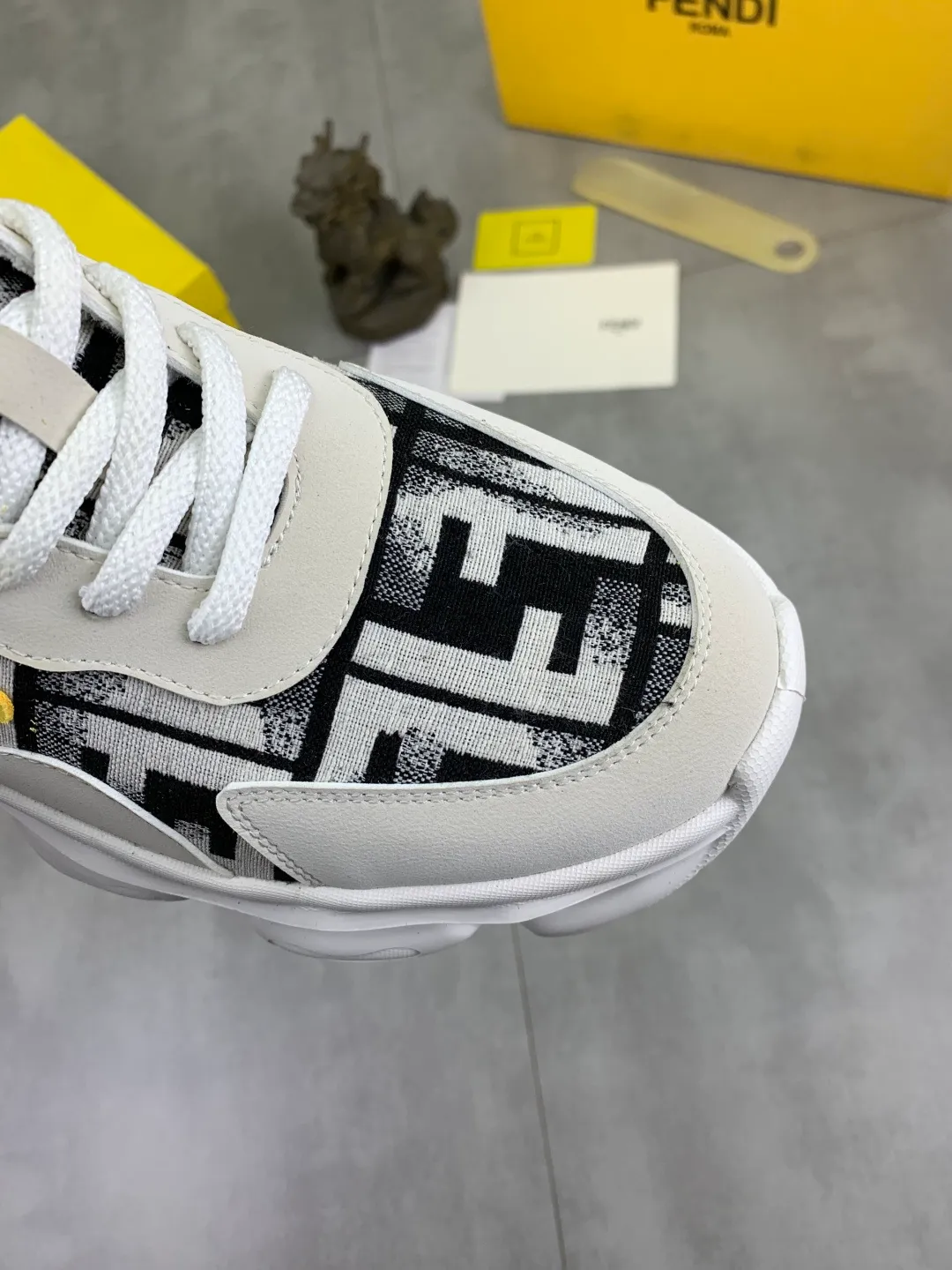 Men's men's shoes P440 new (FENDI Fendi) classic and most popular little monster style, loafers, slip-on casual shoes! Compared with the old models, they are more fashionable and eye-catching, making the already funny shoes more vivid. Like a hedgehog, do you have a little monster this year? A must-have for fashionistas! Upper: Made of high-grade cow suede, sheepskin lining, the highest version on the market, and an online outsole! 38-44 4️⃣colors available